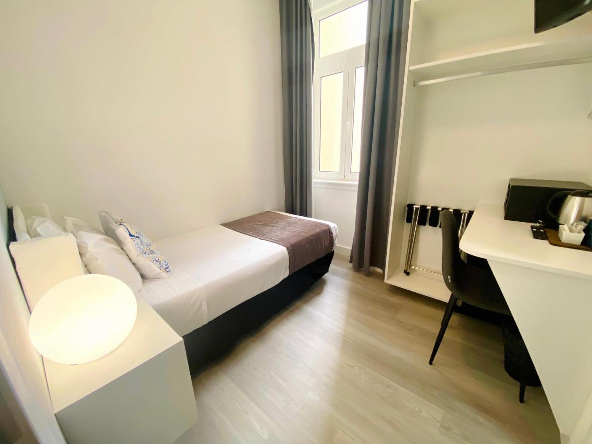 Hotel By 2*